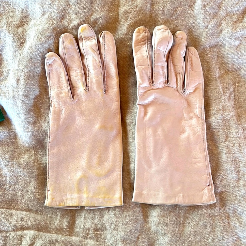 White leather gloves, never worn, size 7.5